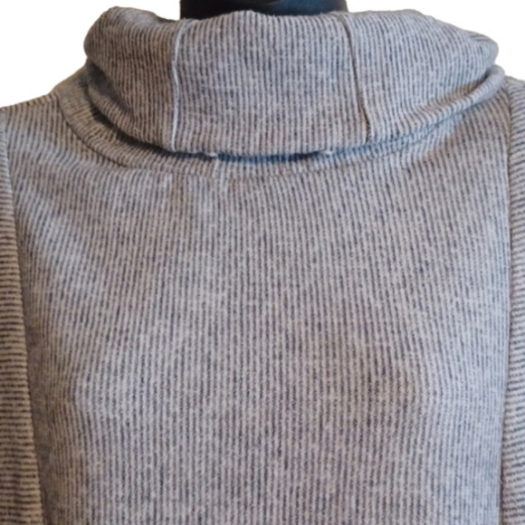 𝅺tommy Hilfiger cowl neck top. Pretty fabric and style. Size medium. - Picture 4 of 12